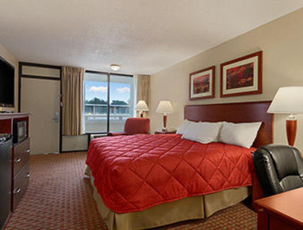 Ramada Burlington Hotel And Conference Center Room photo