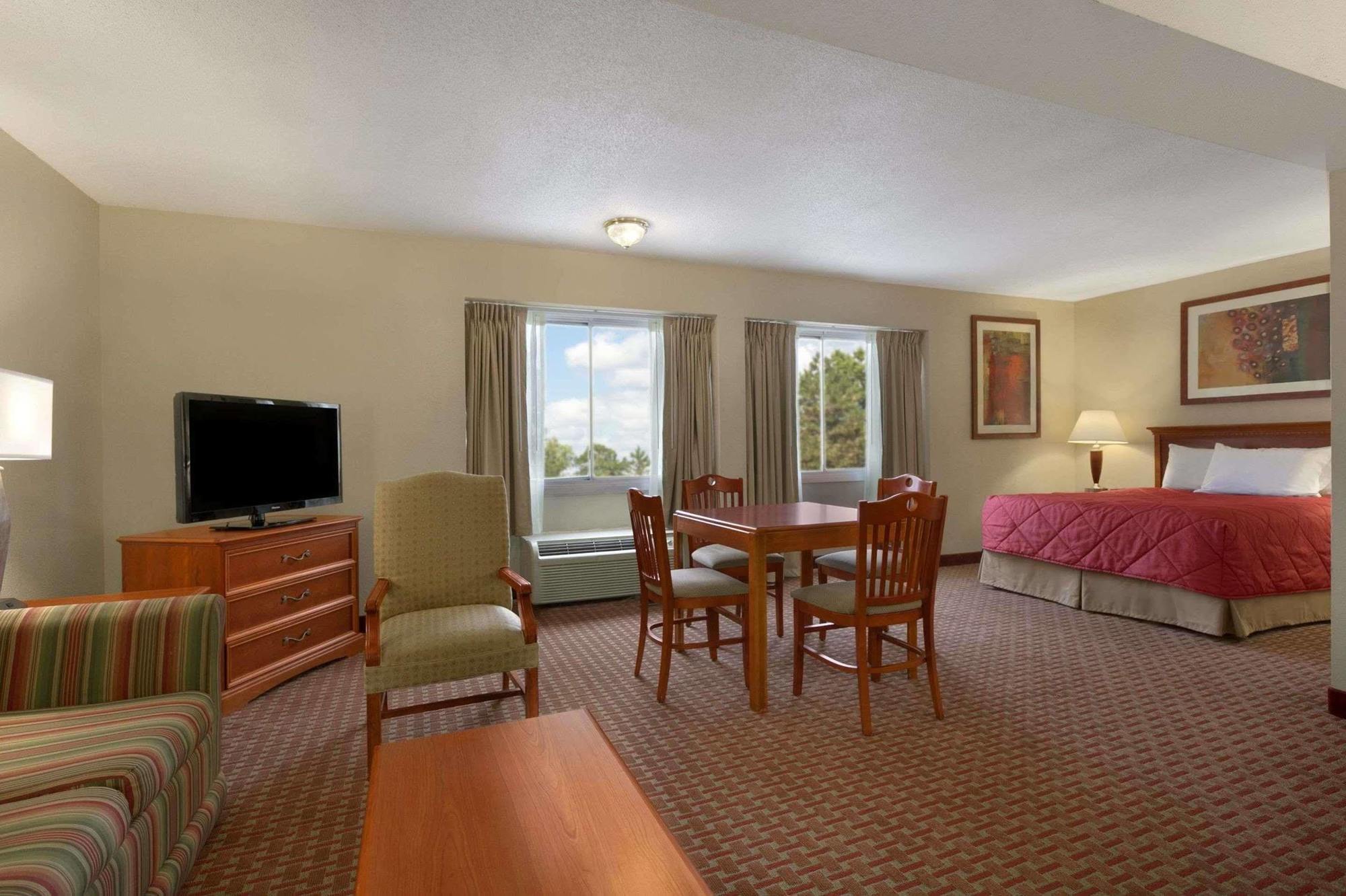 Ramada Burlington Hotel And Conference Center Exterior photo