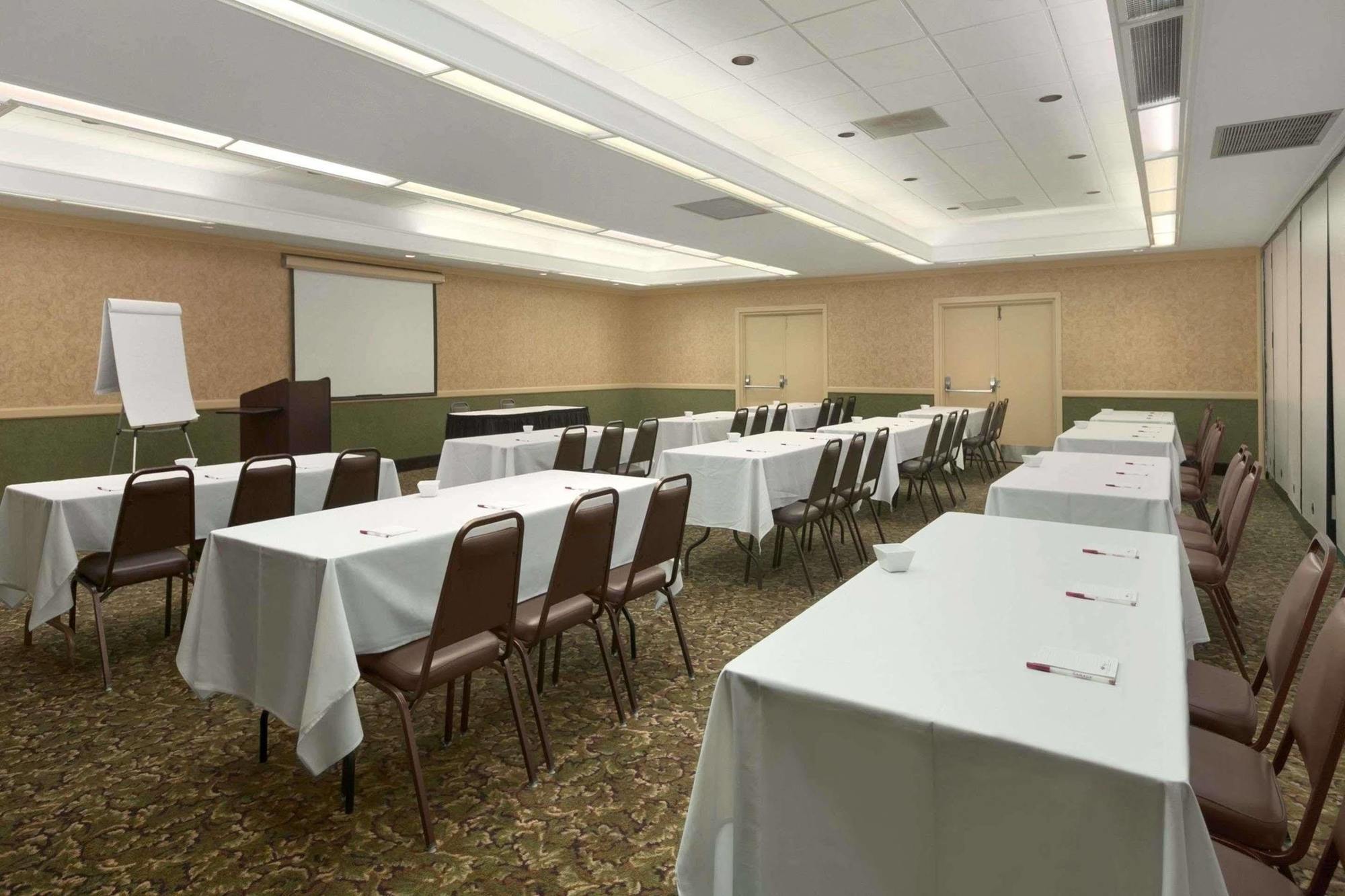 Ramada Burlington Hotel And Conference Center Exterior photo